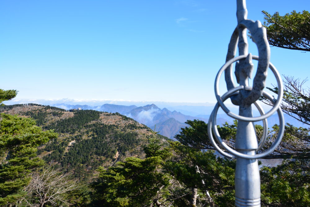 大峰山・八経ヶ岳山頂から見た大峰山と錫杖