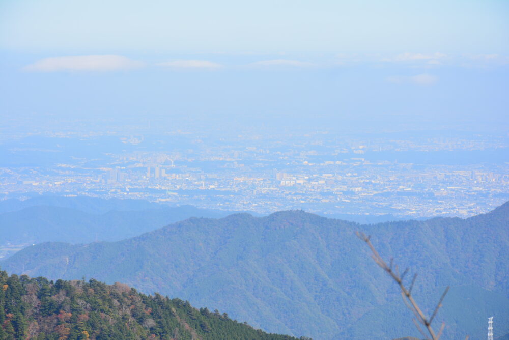 丹沢山山頂直下から眺める町並み