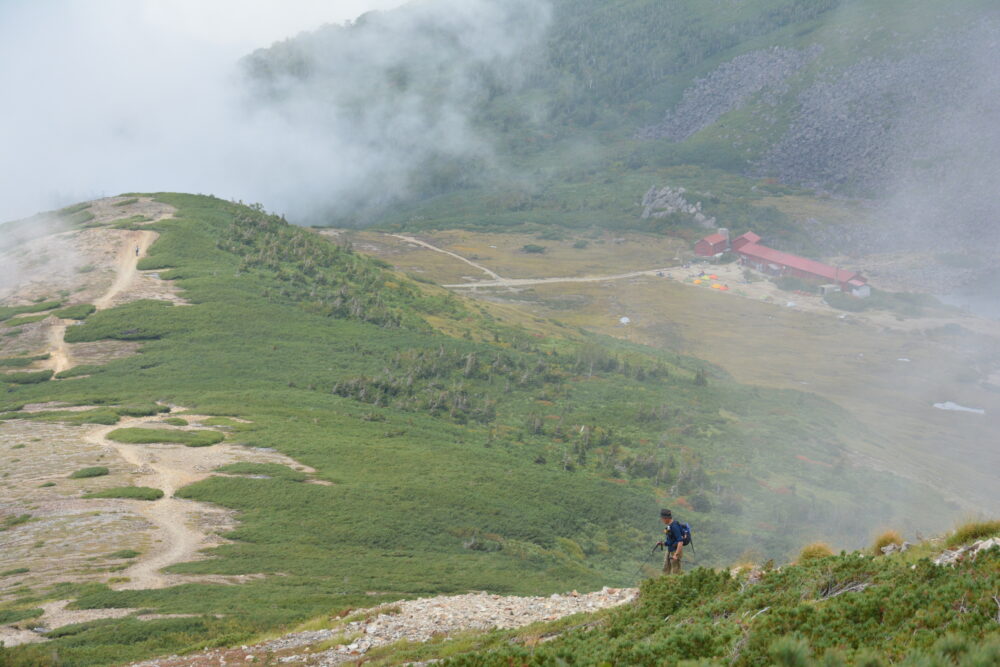 登山道から見る白馬大池山荘