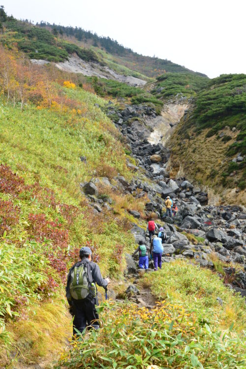 紅葉の八甲田山を歩く登山者たち