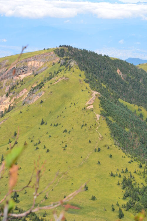 四阿山山頂から眺める根子岳の稜線