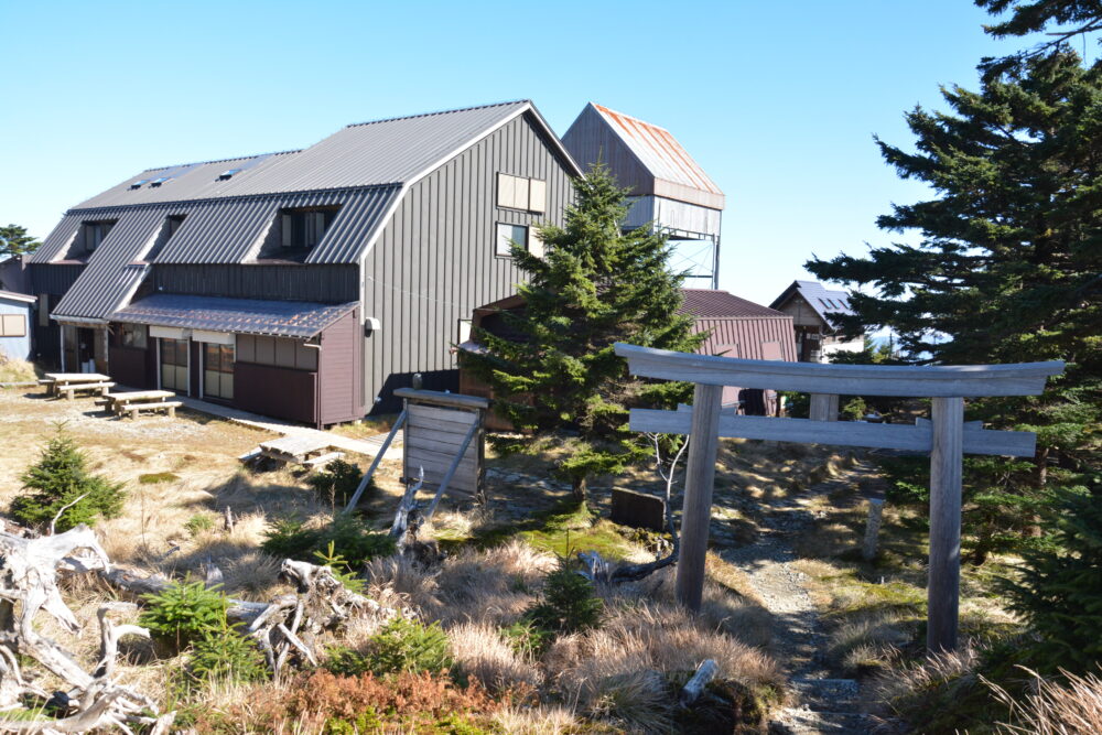 弥山小屋と鳥居