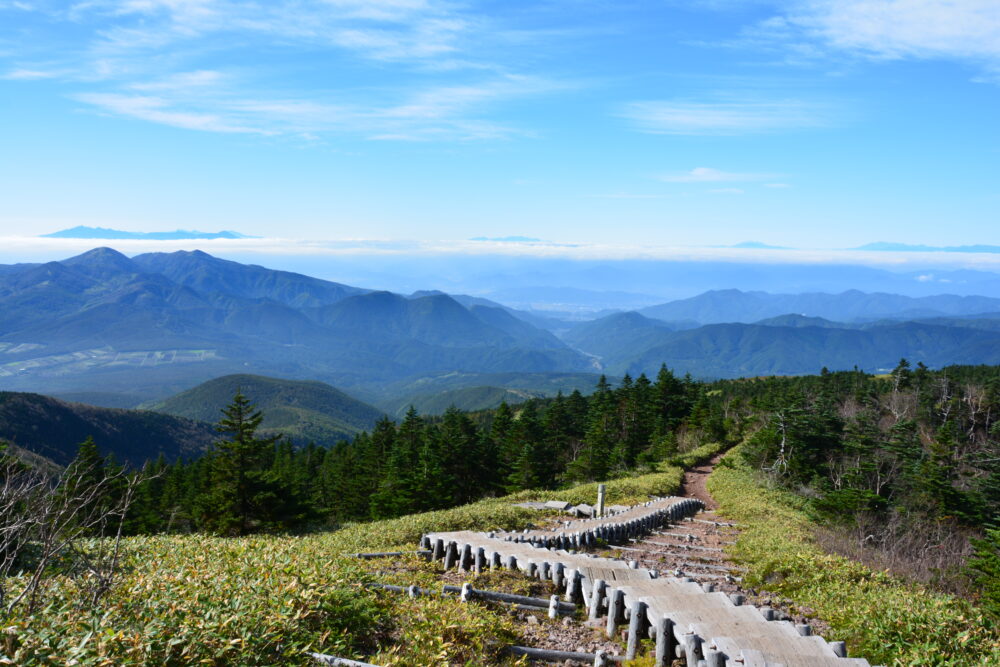 四阿山山頂直下の木道から見た風景