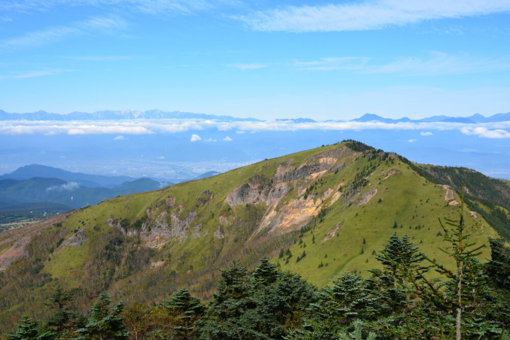 四阿山山頂から眺める根子岳と北アルプスの山々