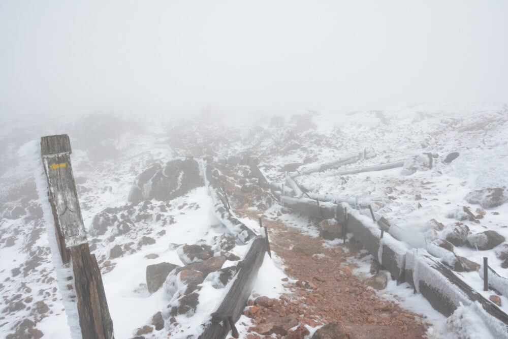 雪がつもる八甲田山・大岳の山頂直下