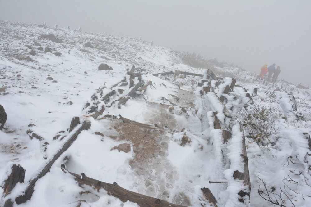 雪が積もる八甲田山・大岳の山頂直下