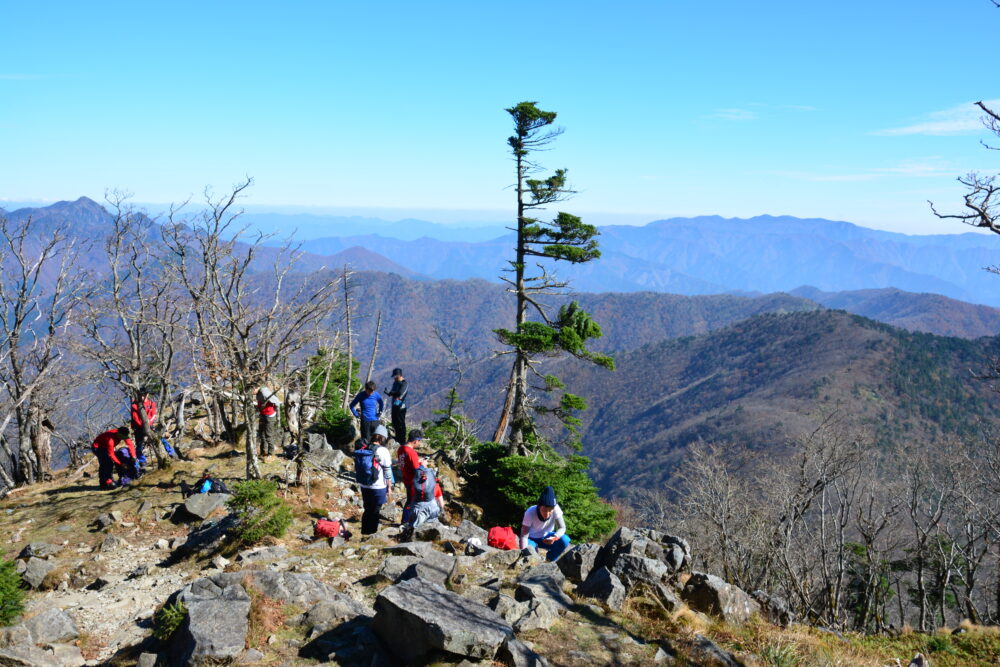 弥山の休憩ポイントで休憩をする登山者たち