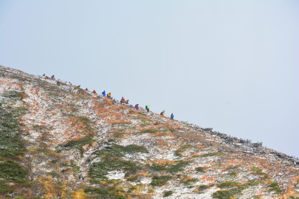 八甲田山を歩く登山者たち