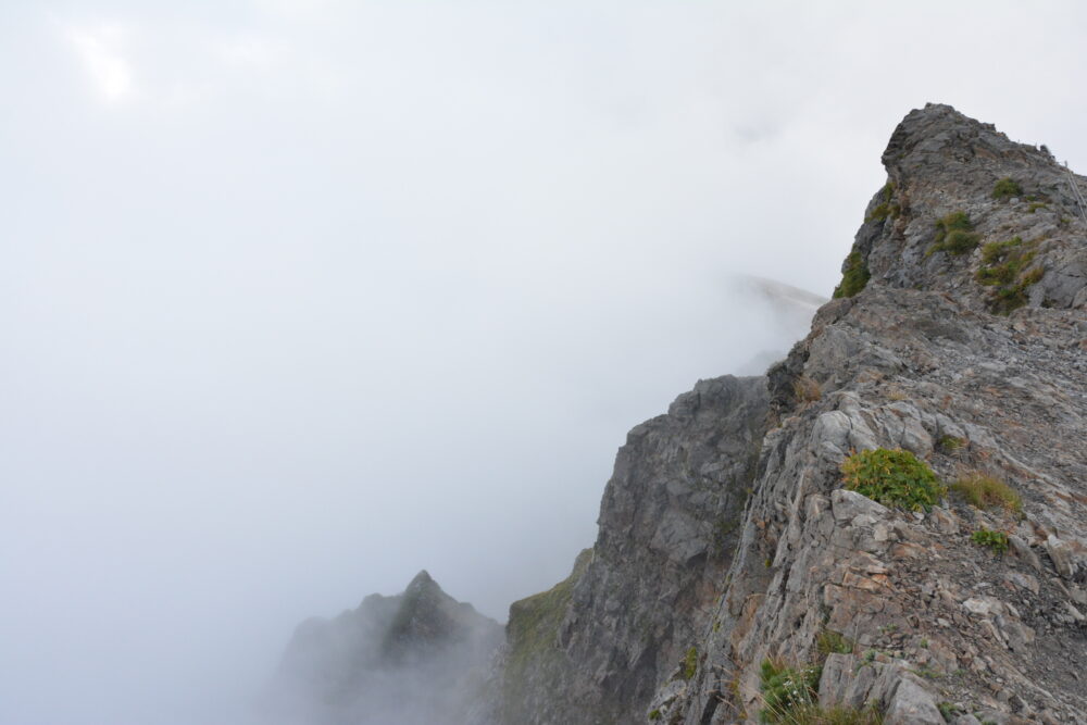 白馬岳山頂東側の崖