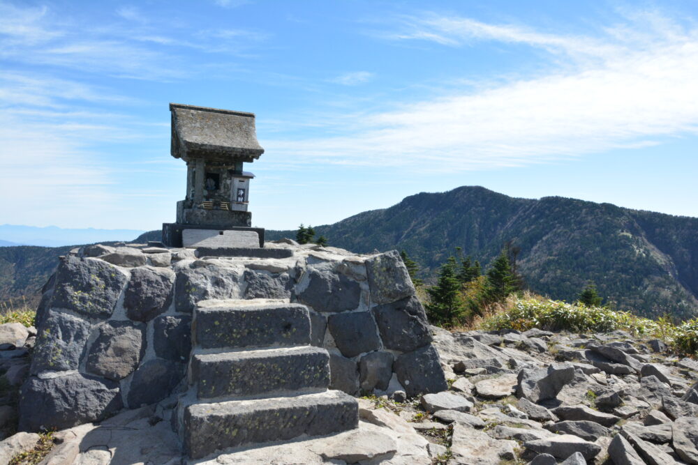 根子岳山頂の祠と四阿山