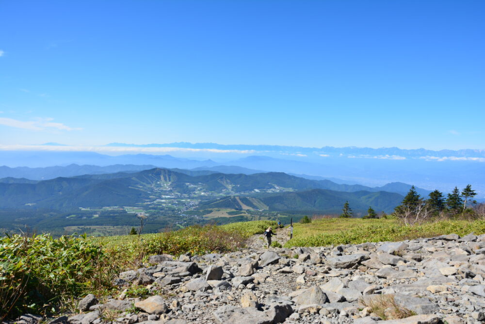 根子岳山頂から眺める山々と青空