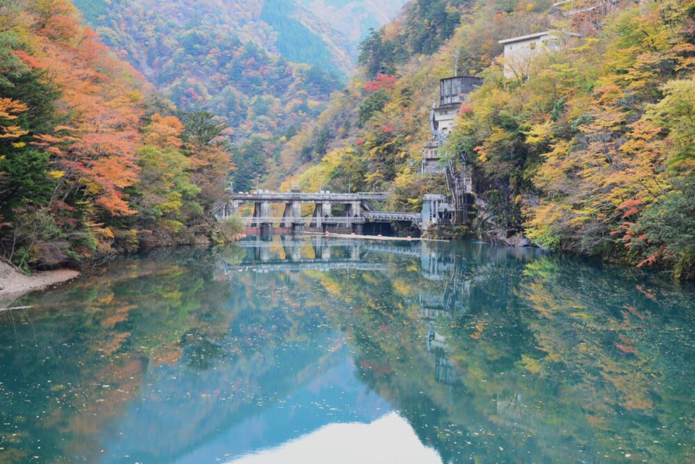 寸又峡の夢の吊り橋から見た湖面