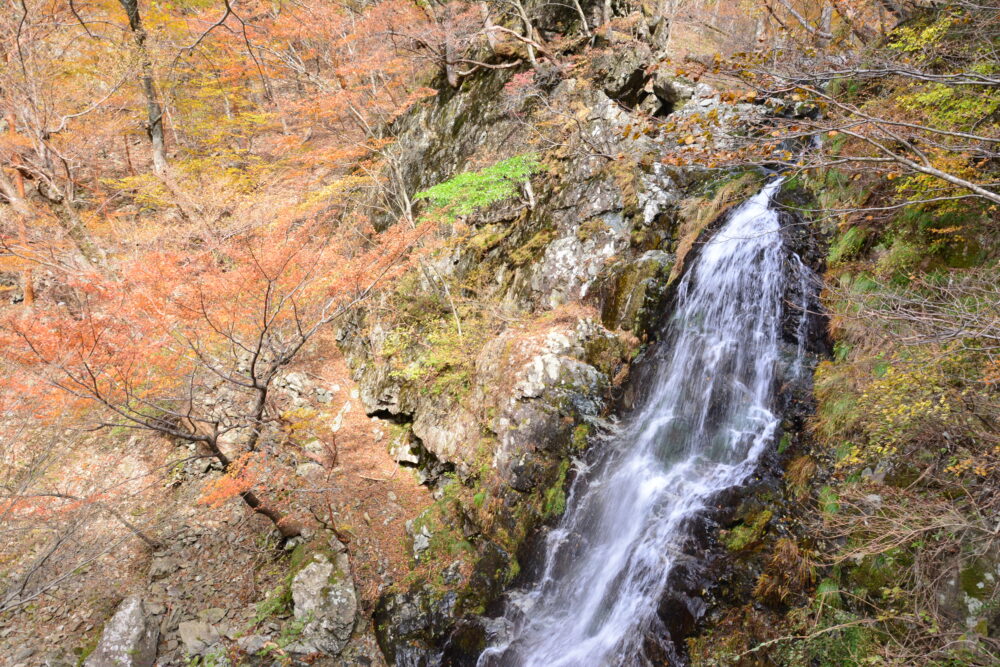 弥山登山口の紅葉の滝