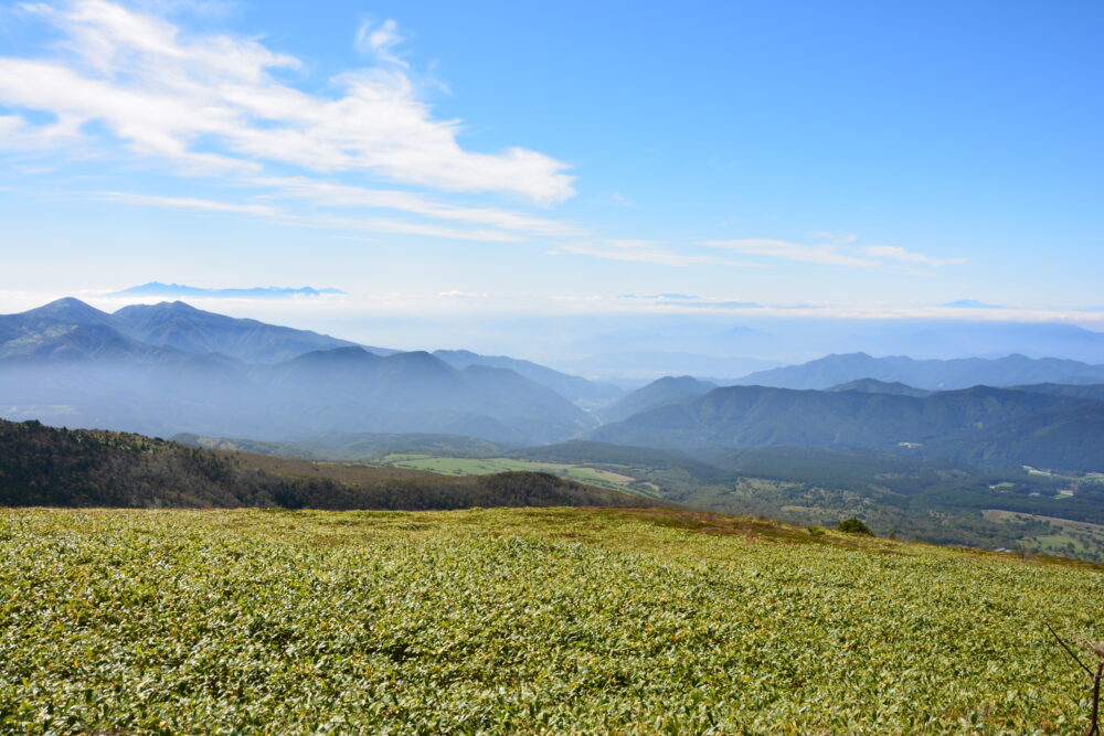 根子岳山頂から眺める山々と青空