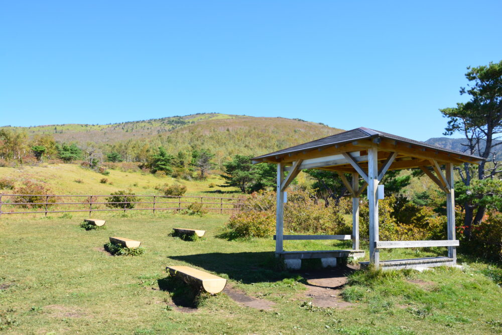 根子岳山頂と四阿