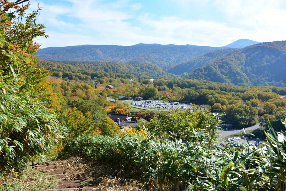 八甲田山の登山道から見た酸ヶ湯温泉