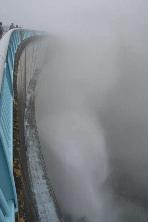 黒部ダムの放水