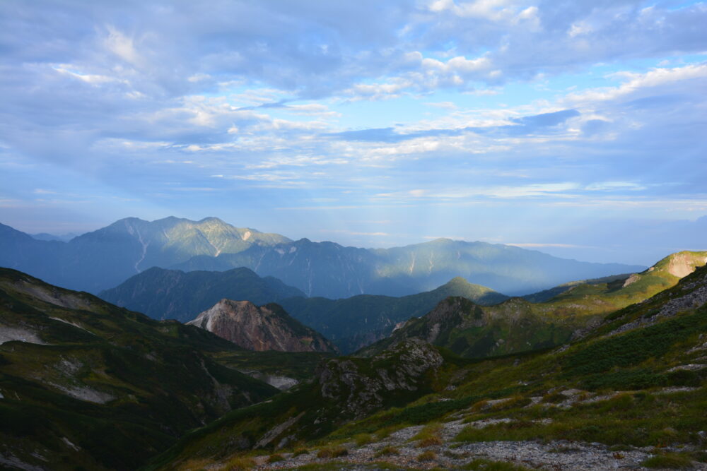 白馬岳から見た富山側の山と空