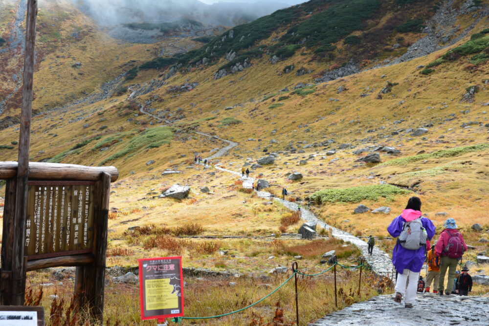 秋の立山へ向かう登山者