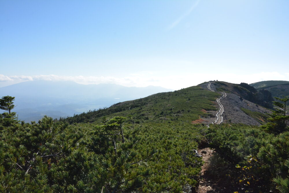 草津白根山（本白根山）の稜線と浅間山