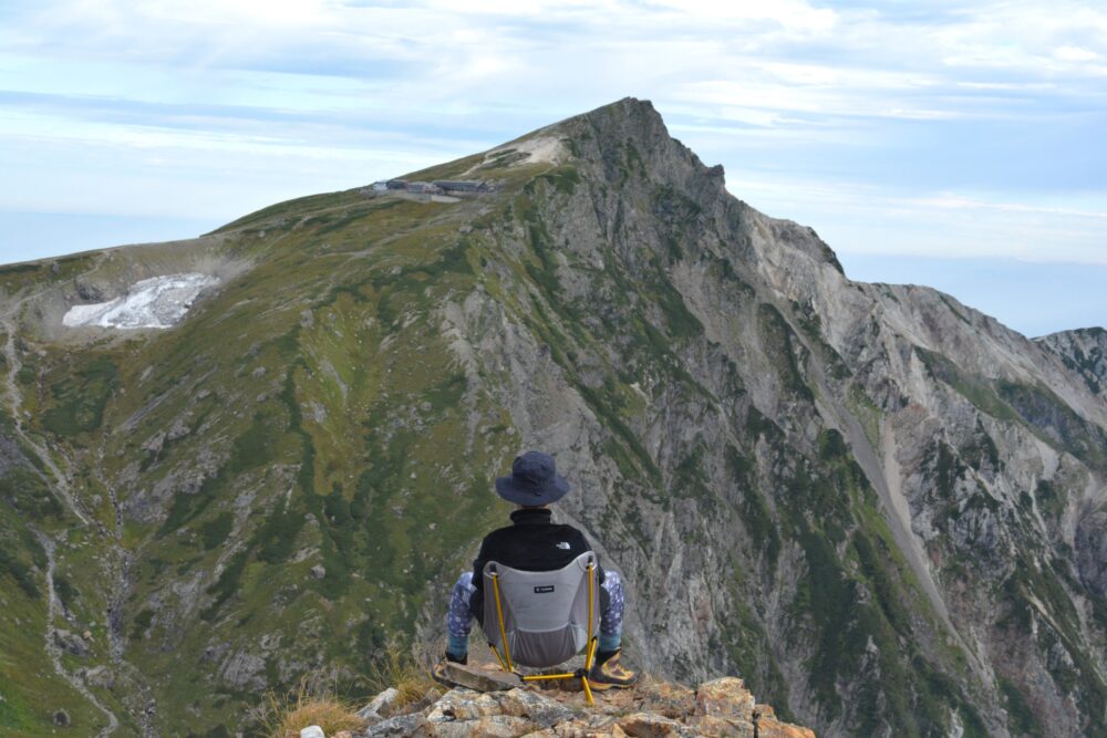 杓子岳山頂で白馬岳山頂を眺める登山者