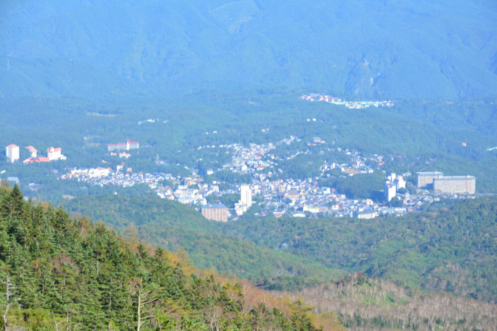 草津白根山（本白根山）の本白根山展望所から見た草津の町並み