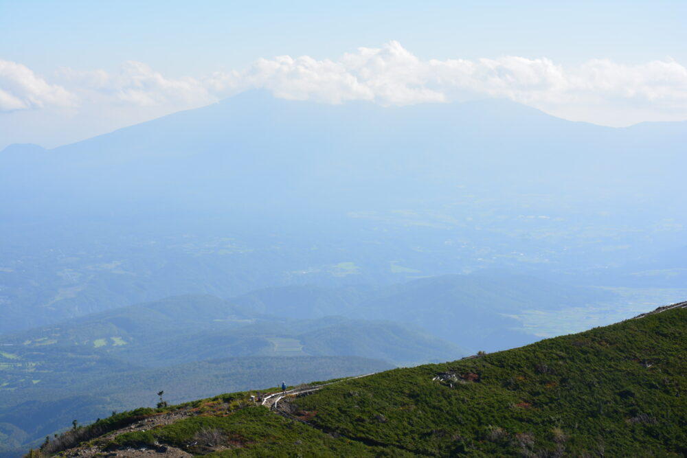 草津白根山（本白根山）の本白根山展望所から見た稜線と浅間山