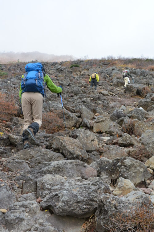 岩手山を登る登山者