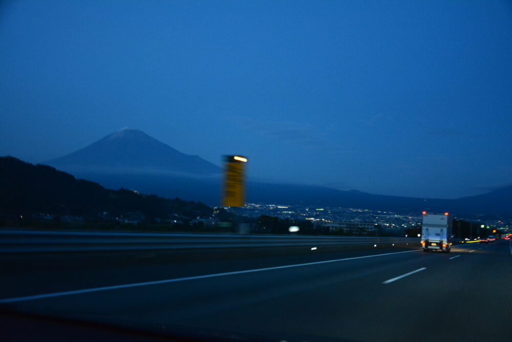 日没時の東名高速から見た富士山