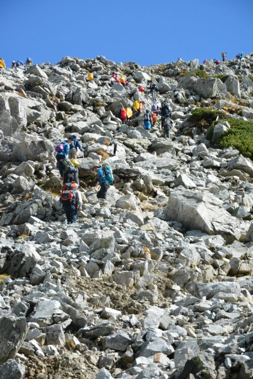 立山の登山道を歩く登山者たち