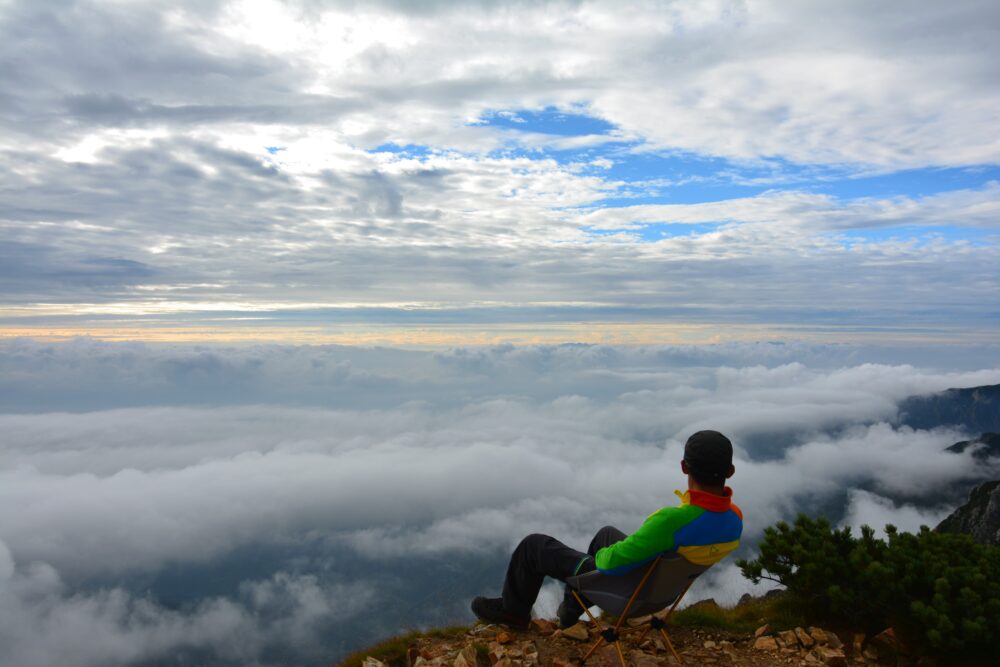 杓子岳山頂で雲海を眺める登山者