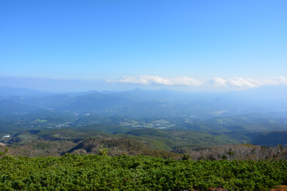 草津白根山（本白根山）の登山道から見た北軽井沢の眺め