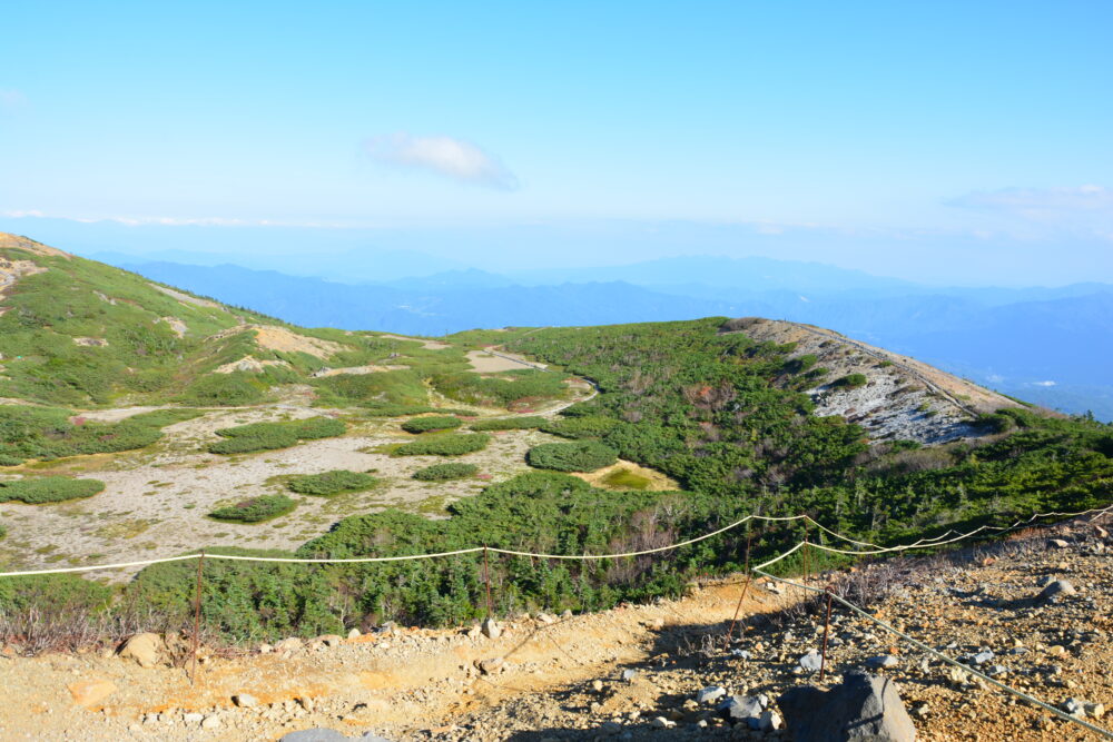 草津白根山（本白根山）の遊歩道最高地点から見た稜線