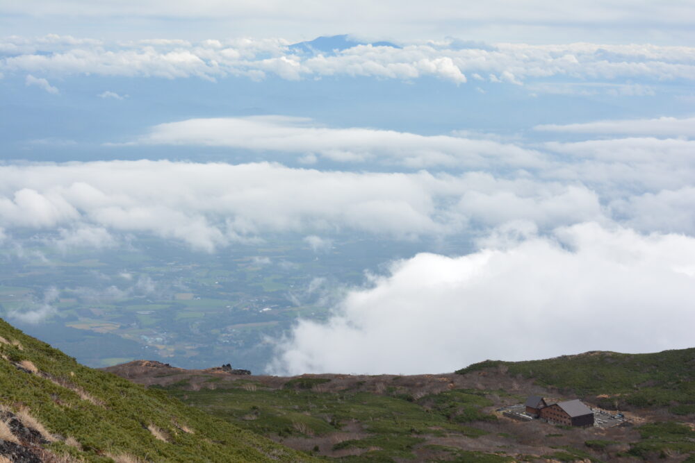 岩手山から見る早池峰山