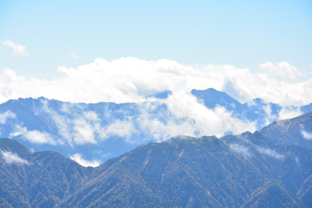 立山の雄山山頂から眺める北アルプスの稜線