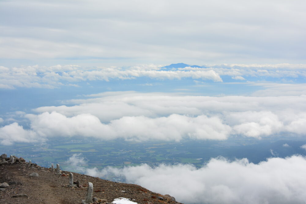 岩手山の登山道と早池峰山