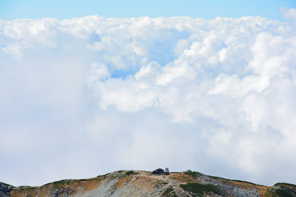 立山の雄山山頂から眺める雲海