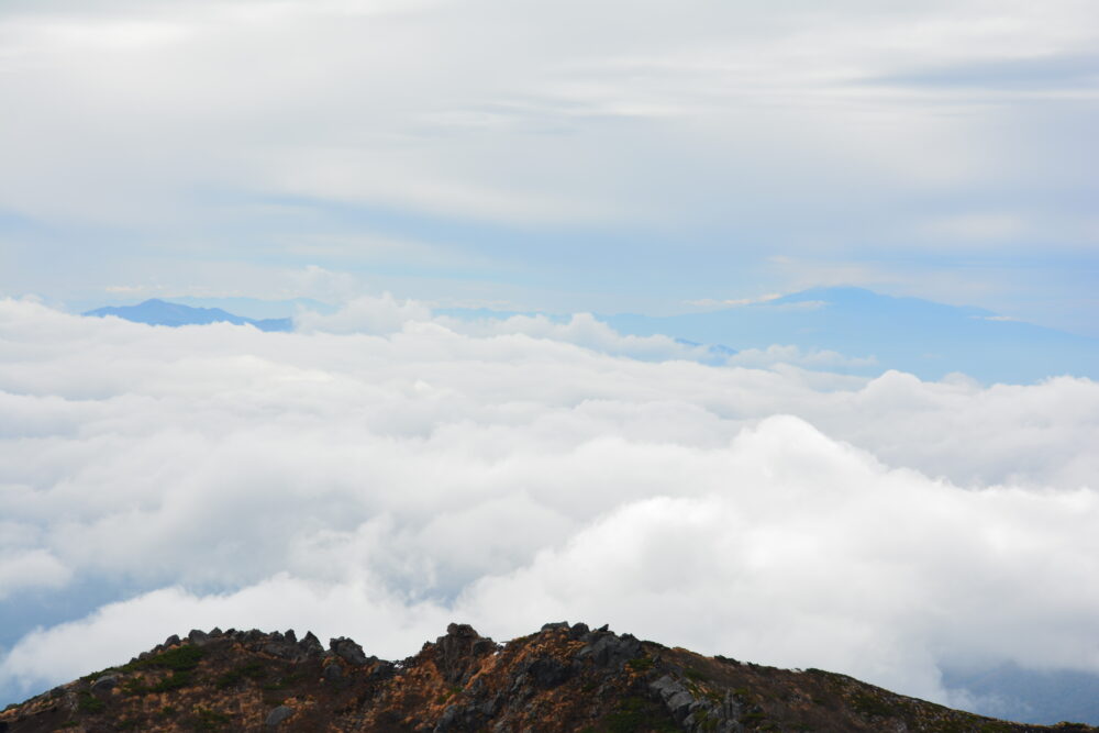 岩手山から見た鳥海山と雲海