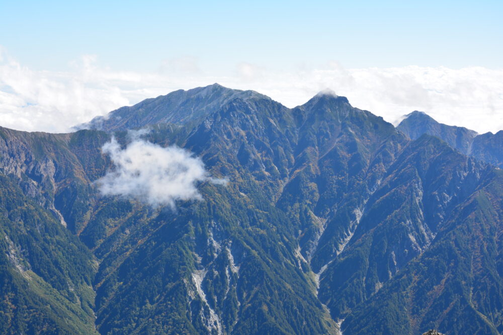 立山の雄山山頂から眺める針ノ木岳と蓮華岳