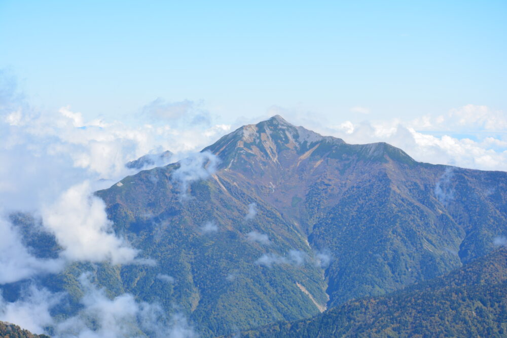 立山の雄山山頂から眺める鹿島槍ヶ岳