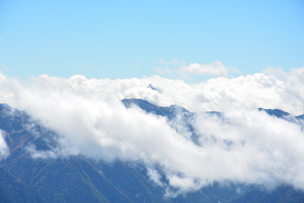 立山の雄山山頂から眺める槍ヶ岳の穂先