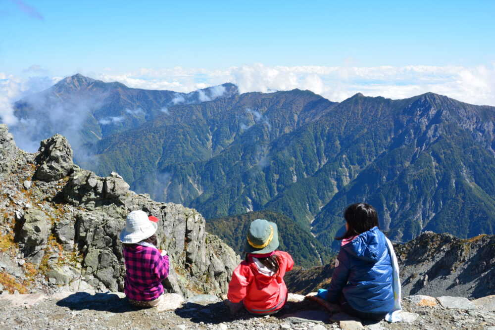 立山の雄山山頂で談話する子供たち