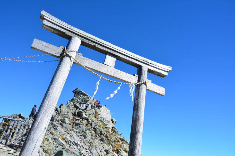 立山の雄山山頂の鳥居