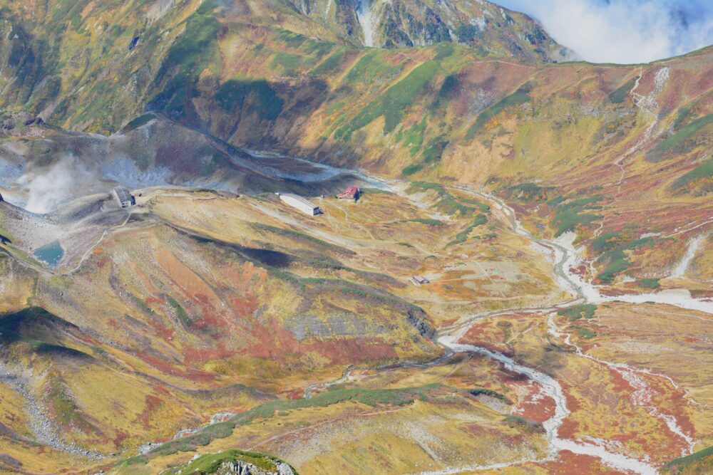 立山の雄山山頂から見た紅葉の雷鳥沢