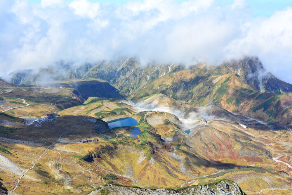 立山の雄山山頂から見た紅葉の室堂