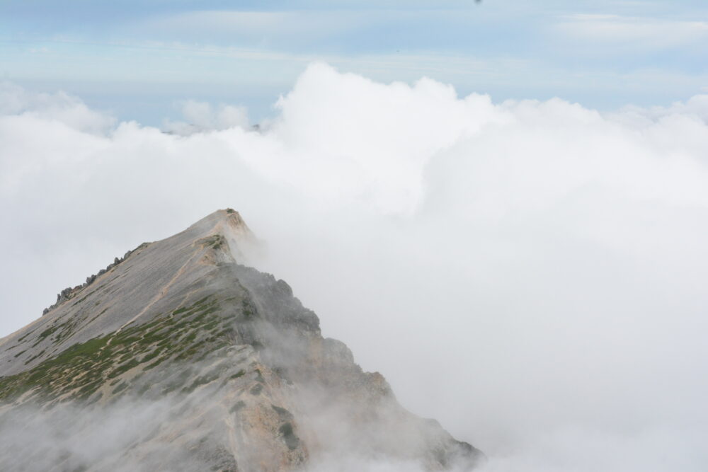 白馬鑓ヶ岳山頂から見た雲海と杓子岳