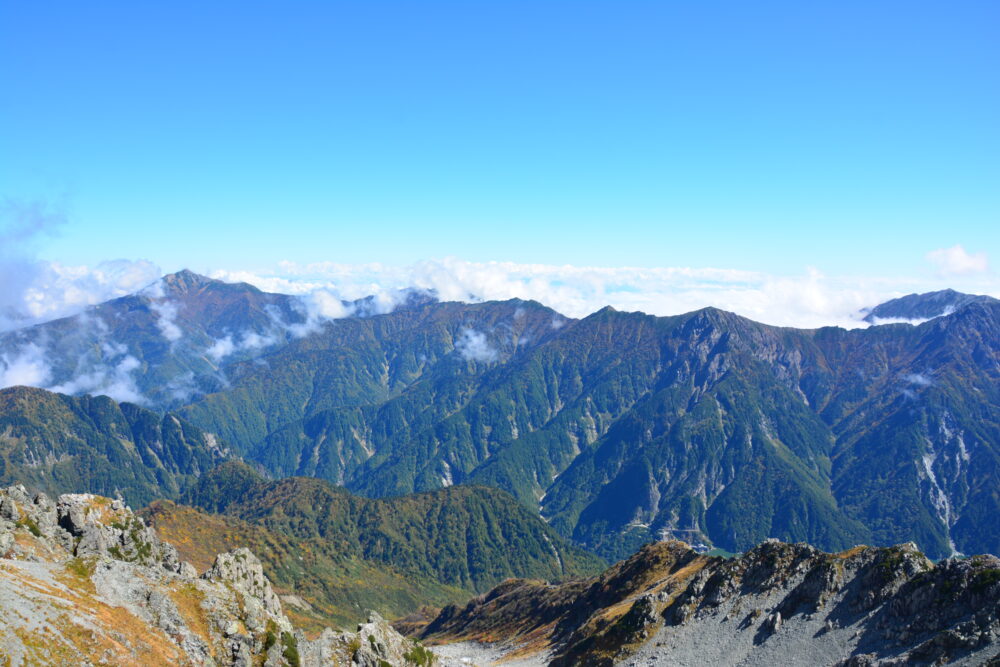 立山の雄山から見た後立山連峰の山並み