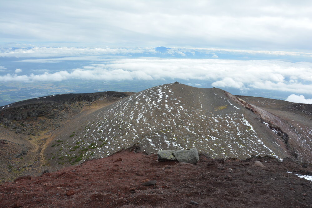 岩手山山頂から見たお鉢（火口）