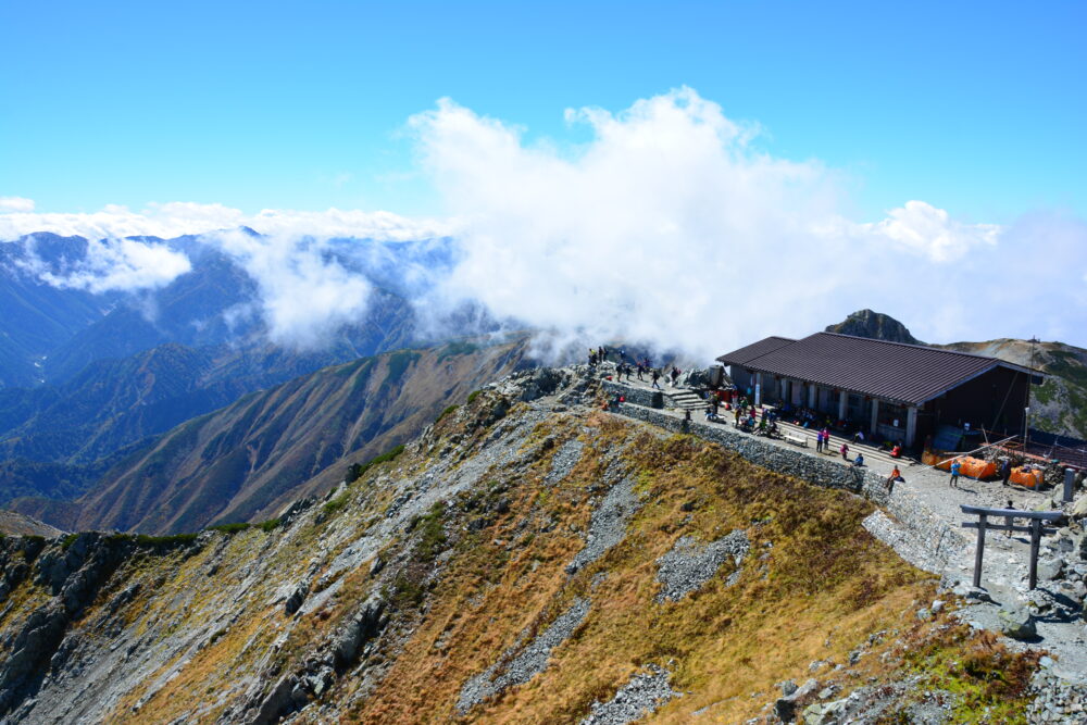 立山の雄山山頂から見た景色