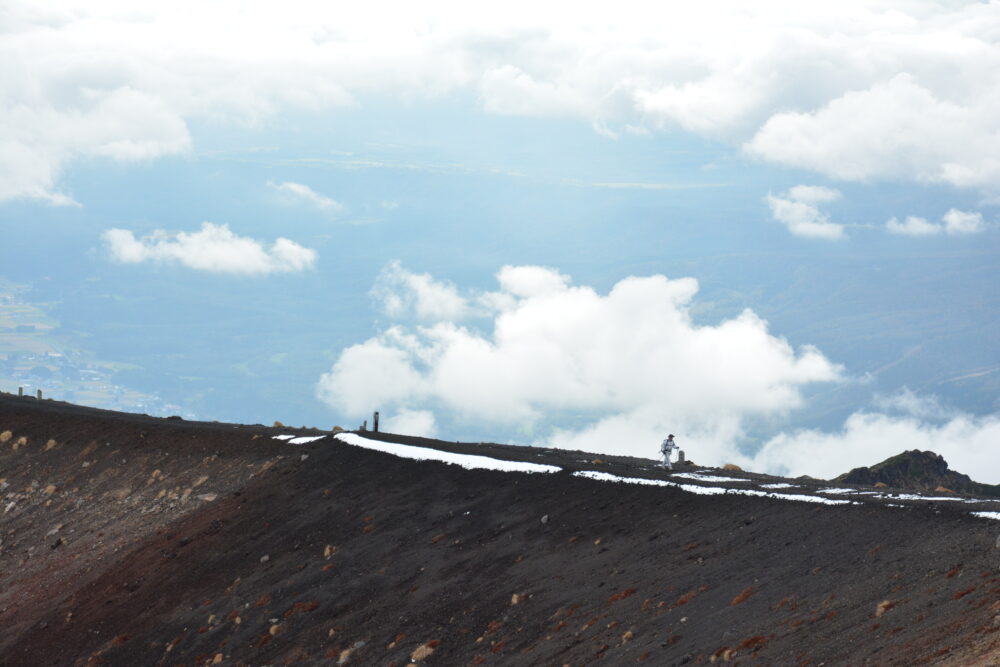 岩手山のお鉢巡りをする登山者